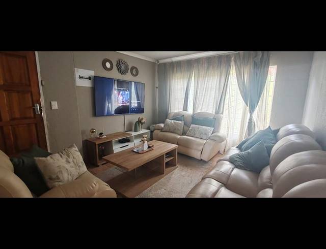 2 BEDROOM HOUSE FOR SALE IN PHILIP NEL PARK